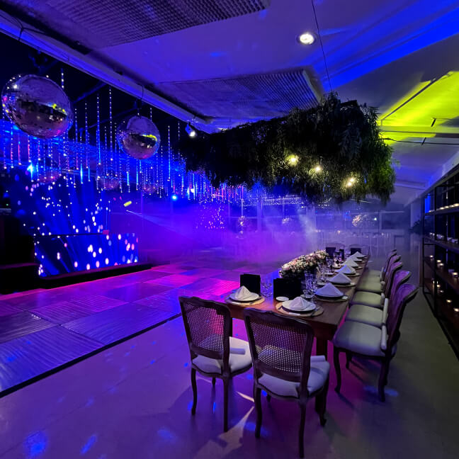 Pista de baile con mesa