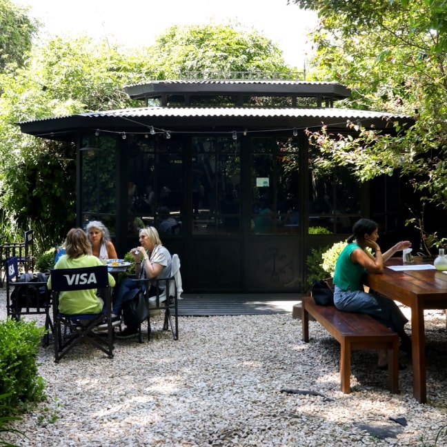 Local San Isidro con casita de fondo